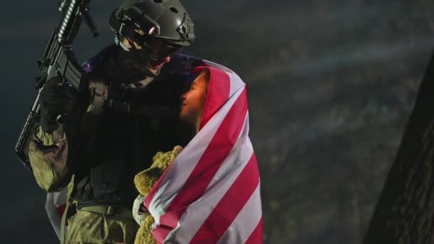 Soldado Caucásico Con Rifle Abrazando Hija Cubierta Por Bandera Americana — Vídeo de stock