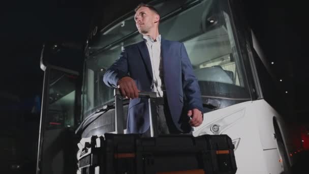 Caucasian International Travel Coach Οδηγός Λεωφορείου Στα Του Τον Εξοπλισμό — Αρχείο Βίντεο