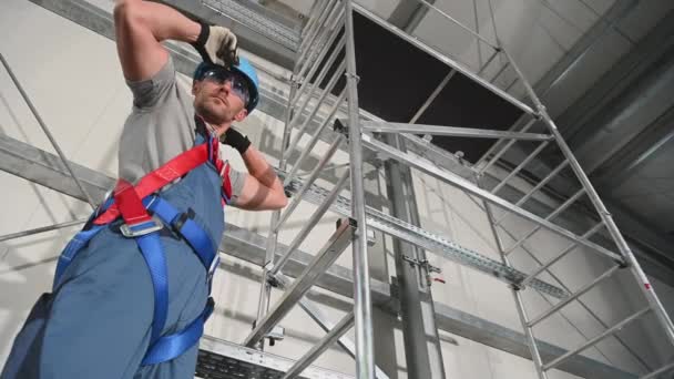 Caucasian Worker His 30S Wearing Safety Harness Equipment Next Scaffolding — Stock Video