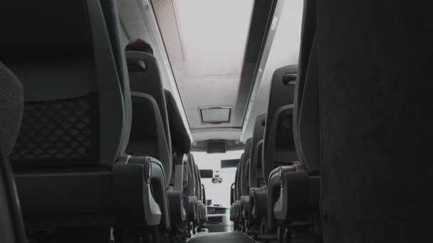 都市間バスのコーチの中に座っている乗客は1人だけです 流行ウイルスの発生中に旅行する 空のバスコンセプト — ストック動画