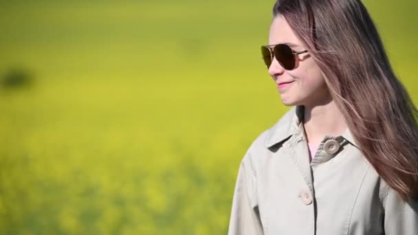 Glimlachend Gelukkig Blank Tiener Meisje Dragen Zonnebril Outdoor Portret Naast — Stockvideo