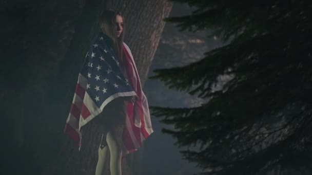 Kaukasische Mädchen Cover Der Nationalflagge Der Vereinigten Staaten Von Amerika — Stockvideo