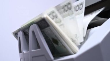 100 Zloti Polonya para birimiyle Banknote Sayaç Makinesinin Yavaş Çekimi. 