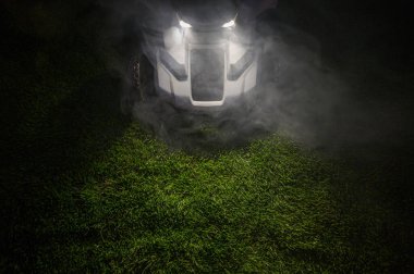 Modern Kablosuz Elektrik Çim Biçme Makinesi Kullanılarak Gece Geç Saatler Çimen Alanı