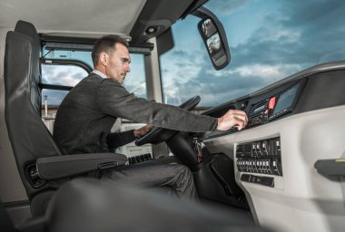 Uluslararası Otobüs Şoförü başka bir geziye hazırlanıyor. Modern Otobüs Aracının İçinde 30 'lu yaşlarda Kafkas Motorlu Sürücü.