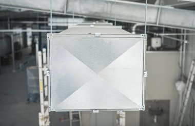 İklim Kontrol Sistemleri. Depo binasının içindeki hava bacası ticari hava dağıtımı. Isıtma, Soğutma ve Filtreleme.