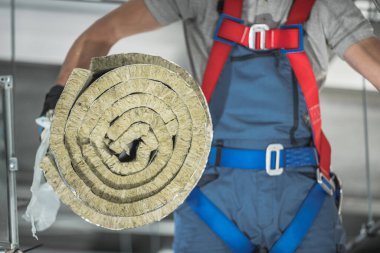 Hava İklimi Denetleme Kafkasyalı İşçi Tarafından Taşınmış Yün Yün Yün Yuvarlağı.