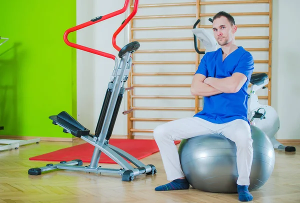 Caucasian Physical Rehabilitation Worker His 30S Seating Large Rehabilitation Exercise — Stock Photo, Image