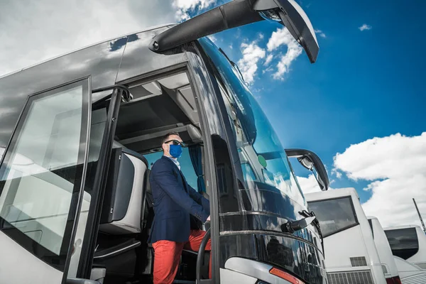 Charter Motor Coach Bus Driver Wearing Virus Outbreak Mask Awaiting — Stock Photo, Image