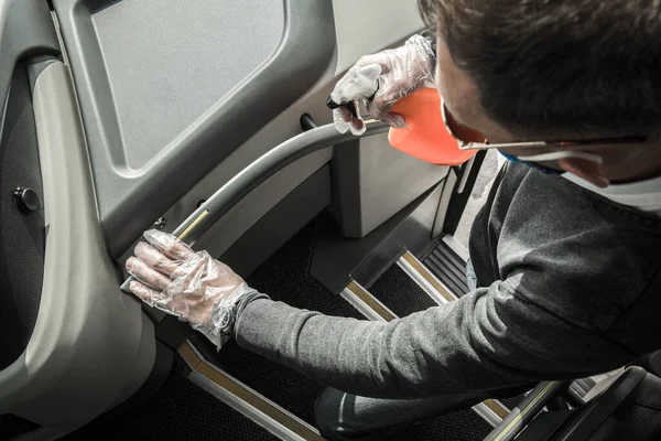 Caucasiano Intercity Bus Driver Sanitizing Railings Usando Álcool Spray Preparando — Fotografia de Stock