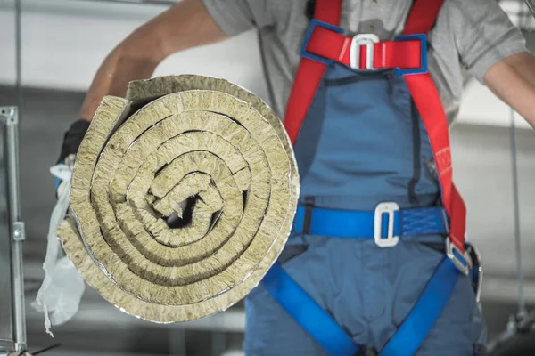 Rolo Isolamento Material Mineral Movido Pelo Controle Climático Trabalhador Caucasiano — Fotografia de Stock