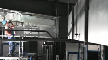 Erkek Müteahhit Yeni İnşaat Alanının Tavanında Yeni Kurulan Havalandırma Sistemini İnceledi. 