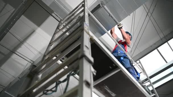 産業用ビルの天井に新しいベントシャフトシステムを設置するエアダクトスペシャリスト — ストック動画