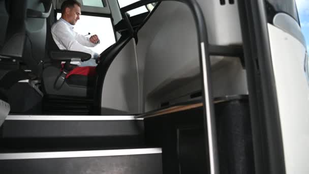 Maschio Coach Driver Tempo Controllo Sul Polso Guarda Autobus Partenza — Video Stock
