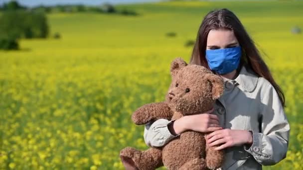 Jeune Fille Debout Dans Une Zone Rurale Près Culture Fleurs — Video