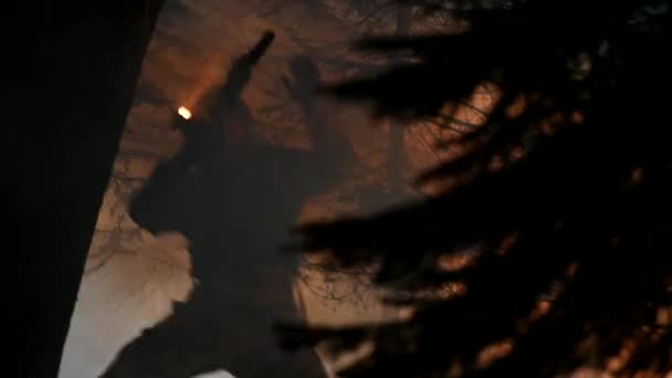 森の中のフォギーナイトで機関銃で敵を狙って射殺される戦闘兵士 — ストック動画