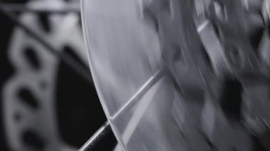 Arka bisiklet tekerleğini kapat dişliler ve zincirler etrafında dönsün. 