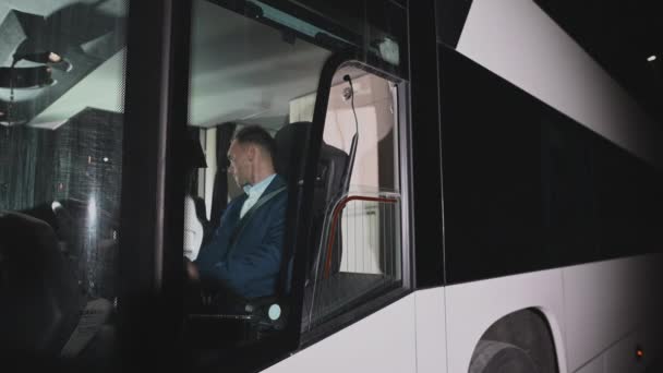 Blanke Man Openbare Bus Bestuurder Bij Stuurwiel Bereidt Zich Voor — Stockvideo