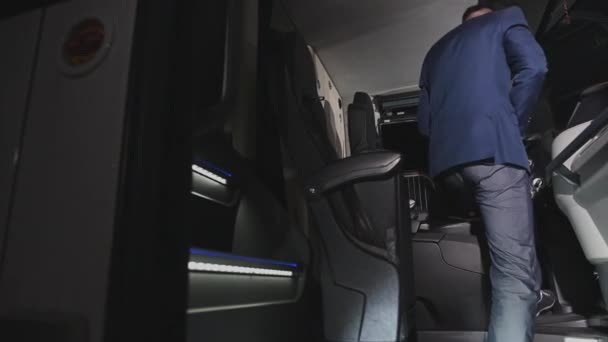Treinador Privado Operador Vestido Terno Entrando Ônibus Sentado Cabine Apertando — Vídeo de Stock