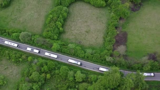 Luftaufnahme Von Mehreren Charterbussen Die Die Enge Kurvenreiche Landstraße Hinauf — Stockvideo