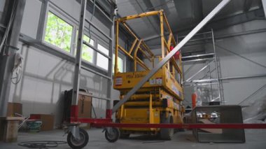 Kafkas İşçi İnşaat Platformu 'nda Yüksek Yürüyor ve Uzun Merdiven' e İniyor. 