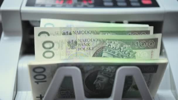 Zbliżenie Maszyny Liczenia Walut Obliczające Dwie Partie Zagranicznych 100 Banknoty — Wideo stockowe