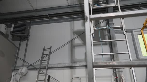 Trabajador Construcción Con Arnés Seguridad Sombrero Duro Bajando Una Escalera — Vídeo de stock