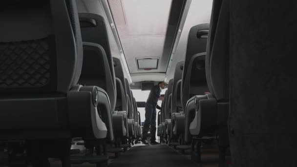 Coach Bus Operator Controleren Gangpad Stoelen Opslag Compartimenten Passagiers Verlaten — Stockvideo