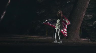 Erkek koç bilek nöbetini kontrol ediyor otobüsü çalıştırıyor ve yolcuları kontrol etmek için omzuna bakıyor..