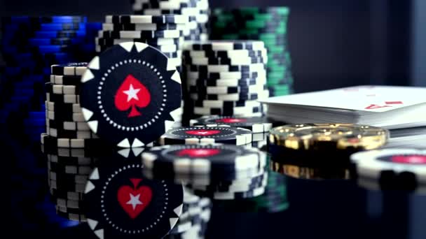 Pila Chip Colorati Casinò Mazzo Carte Gioco Con Asso Cima — Video Stock