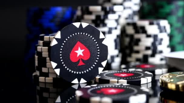 Nahaufnahme Eines Haufens Von Spielkarten Und Stapeln Von Pokerchips Verschiedenen — Stockvideo