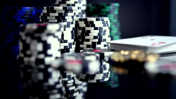 Casino Poker Chips Cubierta Naipes Cuidadosamente Apilados Varias Pilas Mesa — Vídeo de stock
