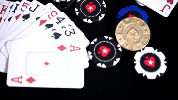 ポーカートークンのセットとゴールデンビットコインからの小さなスタックを持つカジノのテーマシーン — ストック動画