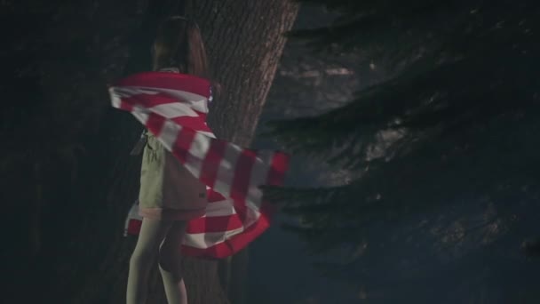 Молодая Женщина Ребенок Кружится Медленно Большим Американским Флагом Плавающим Позади — стоковое видео