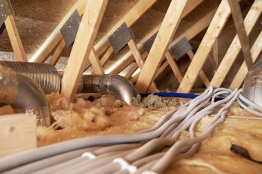 Endüstri Teması. Havalandırması ve elektrik tesisatı olan bir çatı katı. Isıtma ve Soğutma Sistemi.