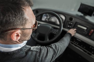 Kafkasyalı otobüs şoförü 40 'lı yaşlarda ve araç kokpitinde. Otobüsün içi. Toplu Taşımacılık Endüstrisi Teması.
