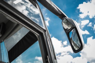 Ulaşım Endüstrisi. Modern Otobüs Ayna ve Ön Kapısı Kapalı Dış Aynalı Uluslararası Tur Koçu Seyahat Konsepti Fotoğrafı. 