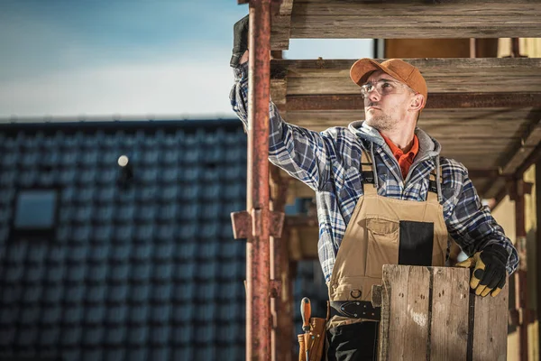 Βιομηχανικό Θέμα Rusty Scaffolding Συνέλευση Από Καυκάσιος Οικοδόμος Στα Του — Φωτογραφία Αρχείου