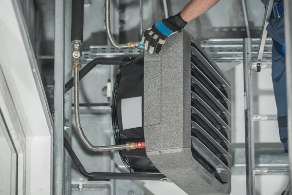 Industria Comercial Calefacción Refrigeración Técnico Caucásico Que Atiende Unidad Calefacción — Foto de Stock