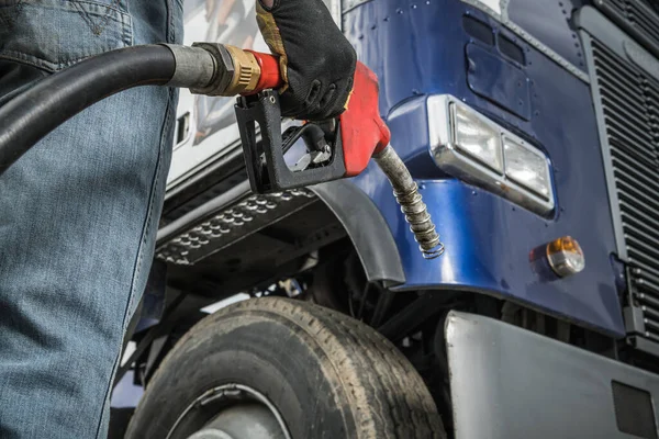 Camionista Frente Seu Caminhão Preparando Para Abastecer Mantendo Bocal Bomba — Fotografia de Stock
