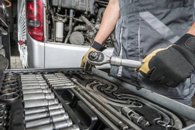 Koç Servis Tamircisi İş İçin Doğru Aletleri Seçiyor. Kafkas otobüs teknisyeni ve araç takımı. Ulaşım Endüstrisi TemasıName.