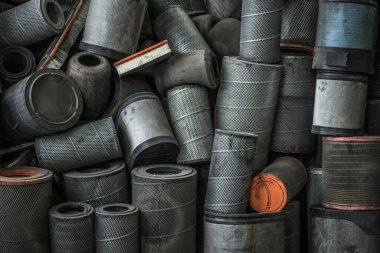 Kullanılmış Büyük Ağır Görev Müdahale Aracı ve Koç Diesel Motor Hava Filtreleri. Ulaşım Endüstrisi.