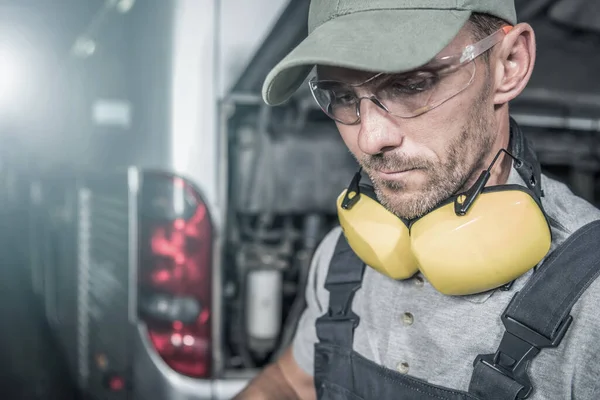 Bus Und Lkw Mechaniker Kaukasischer Bustechniker Mit Augenschutzbrille Bei Der — Stockfoto