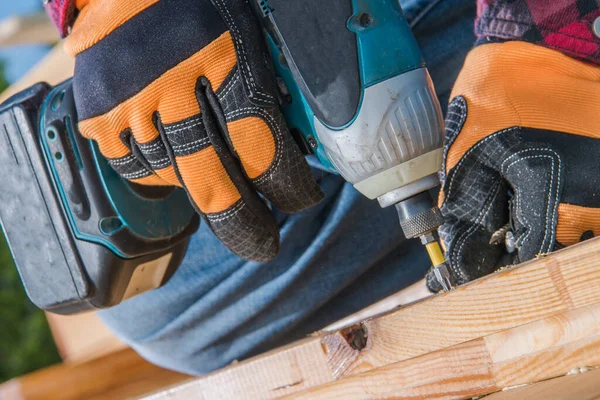 Kleine Tuin Houtbewerking Met Accuschroevendraaier Een Hand Mannen Die Houten — Stockfoto