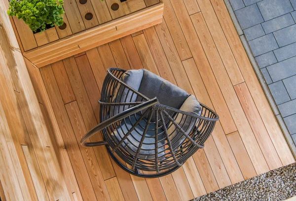 Modernes Hinterhof Garten Holzdeck Tisch Und Hängender Bequemer Gartenstuhl Draufsicht — Stockfoto