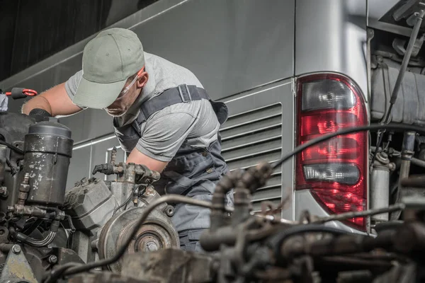 Kaukasisk Mekaniker Och Coach Bus Diesel Engine Regeneration Work Bussmekaniska — Stockfoto