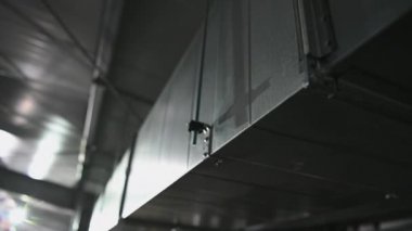 Yeni kurulan Hvac Havalandırma Borularının Metalik Gümüş İzolasyon Malzemeleri Yeni Binanın Tavanı 'ndan Yeni Bina' ya Asılıyor. 