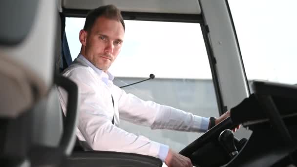 Araç Kapısına Dikkatle Bakan Sürücü Koltuğundaki Erkek Otobüs Operatörüyle Ulaştırma — Stok video