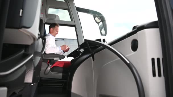 Fahrgast Steigt Busbahnhof Den Öffentlichen Verkehr Ein Und Fahrer Lächelt — Stockvideo