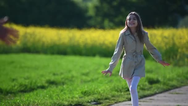 Молода Дитина Біжить Батька Стрибає Руках Усміхнений Батько Щаслива Дочка — стокове відео